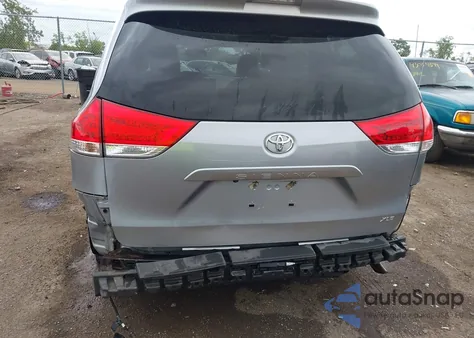 2011 Toyota Sienna Xle V6 z USA, uszkodzony, nr VIN 5TDYK3DC5BS168946